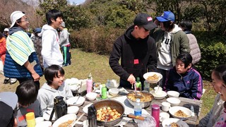 2017.4 新歓キャンプ 食事.jpg
